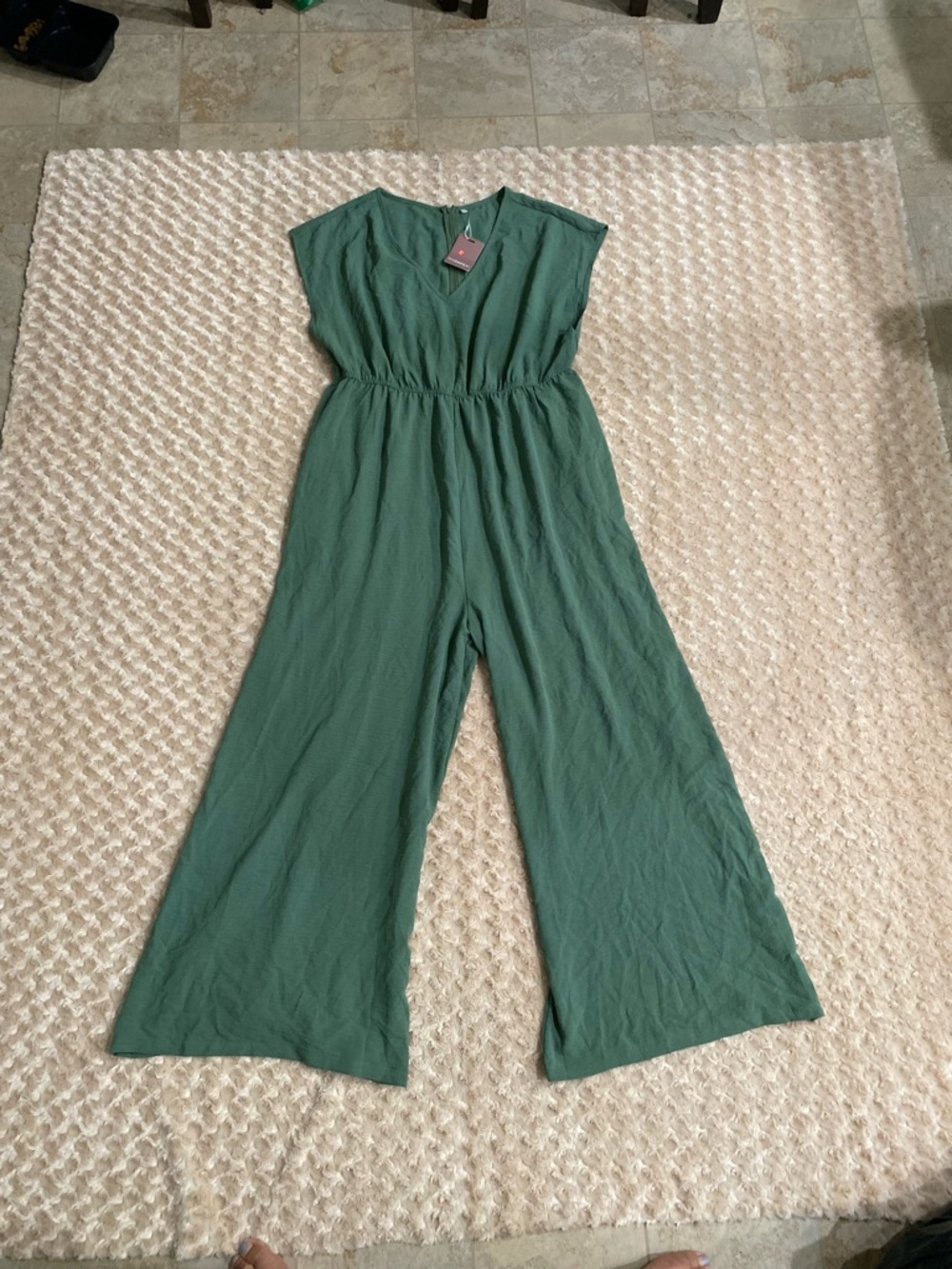 New Women XL Green Jumpsuit relaxed V-neck and wide-leg design